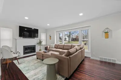 Image de Spacious family-friendly 4 Bd home with/ Ac, by downtown Royal Oak, Zoo