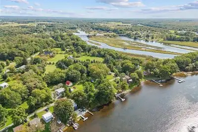 Image de Fabulous 3-bedroom House on the salmon river with 126 feet of shoreline!