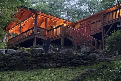 Image de Tree Top Mountain Lodge near Lake Glenville!