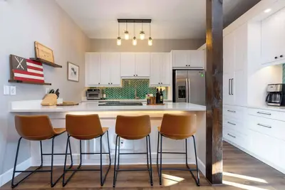 Image de Cozy Modern 2 King-Bedroom Condo Between Vail & Bc