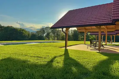 Image de Cozy Wooden Chalet with Heated Pool – Scenic Green Views in Styria