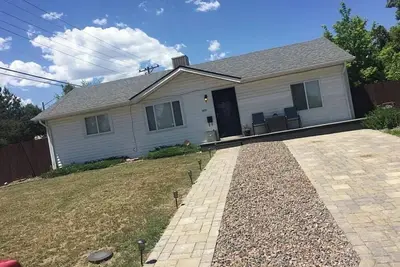 Image de Spacious Charming 2-bedroom/2-bath house pet friendly with large yard in Denver.