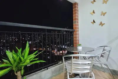 Image de Modern High-Rise 2/2 Apartment with City View.