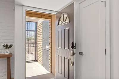 Image de Modern Comfort • Quiet Eastside Tucson Getaway