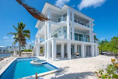 Image de Beautiful 5 bedroom 5. 5 bath with stunning views and pool