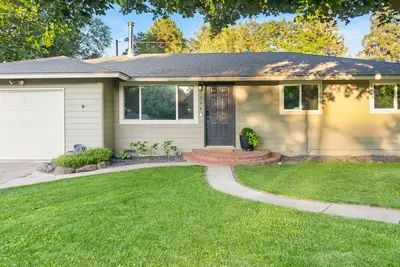 Image de Central Escape- Large Backyard with Hot Tub