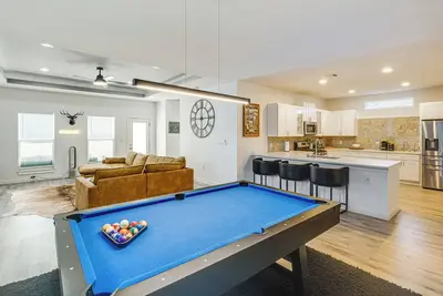 Image de 3 Mi to Dtwn: Dallas Getaway w/ Game Area!