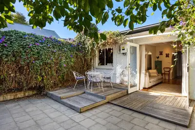 Image de Soak Up the Vintage Vibes in a Bluestone Cbd Cottage