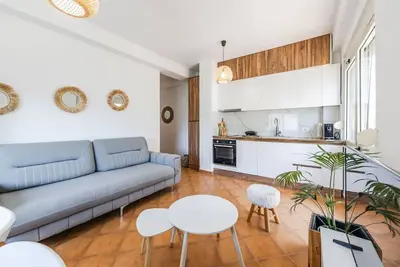 Image de Sunny Balcony Stay | Walk to Golem Beach