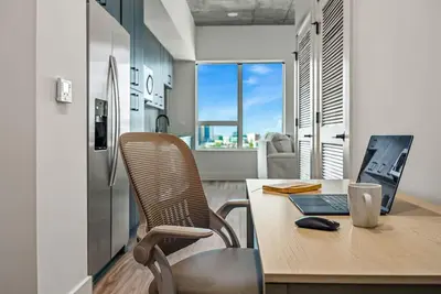 Image de 14th Floor SkySuite | Dt Views! | Pool & Gym