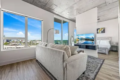 Image de Channelside High Rise | Perfect for Remote Work!