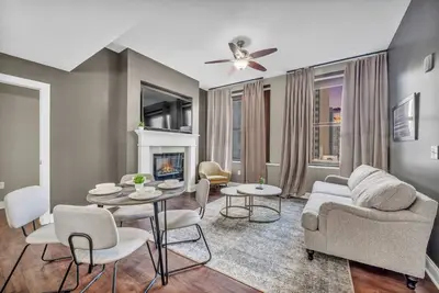 Image de Stylish Historic Retreat | Downtown Center!