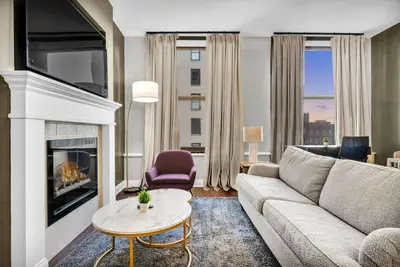 Image de Central Dt Luxury | Historic & Stylish!