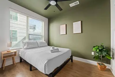 Image de Spacious Studio in Midtown / Free Pool and Parking