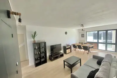 Image de Logement moderne avec 4 chambres 2 salle de bain