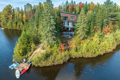 Image de Chalet L’Enchanteur • Bord du lac • Luxe  • 6 chambres, 3 Sdb, Spa