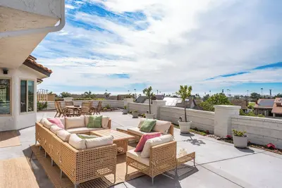 Image de Enjoy the Sunset and Ocean Views in this Designer Vacation Home with Privacy.