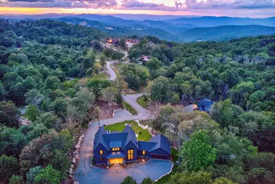 Image de The Dark Knight at Eagles Nest - hot tub - billiards- outdoor fireplace