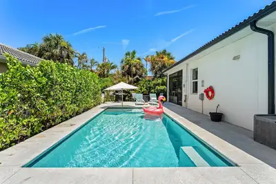 Image de Tropical Backyard Oasis w/ Screened in Outdoor Patio, Pool, Gas Firepit & Bbq Grill!