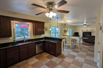 Image de Charming, family-sized house in secluded neighborhood. 5 mins drive to downtown!