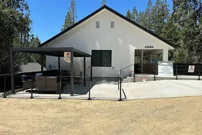 Image de Coming Soon 4 Unit Spacious Multi-Family Retreat in enchanting Shaver Lake!
