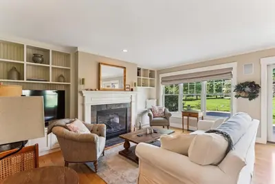 Image de Landmark Meadows: 3 bedroom, gas fireplace, deck, hot tub, garage, office!