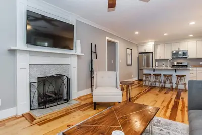 Image de 2 Bedroom Bungalow in Five Points Near Downtown