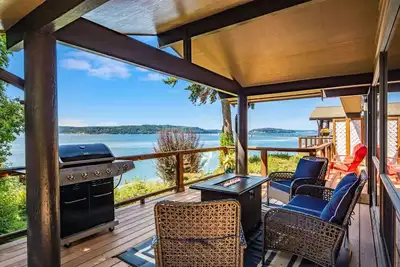 Image de Bridgeview Lookout w/ Vast Water Views & Hot Tub!