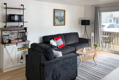Image de Central Ptown condo:  steps to beach, walk to town, trails & entertainment