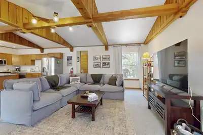 Image de Conveniently located home with fully stocked kitchen, w/d, fast wifi & loft