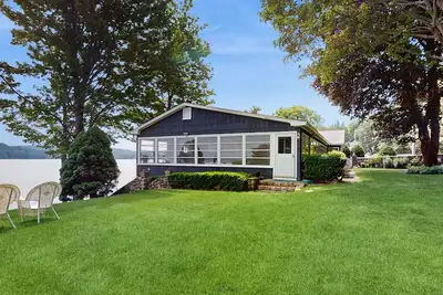 Image de Lakeside paradise w/ lakefront deck, enclosed porch, 2 docks & large lawn