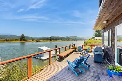 Image de Delightful Riverfront House with Deck, Wood Stove, Gas Grill, Washer & Dryer