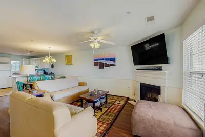 Image de Bright and spacious condo w/ patio, jetted tub & community pool - pet friendly