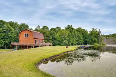 Image de 5 Mi to Jay Peak Resort: Cabin w/ Pond Access!