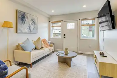 Image de Walkable Baltimore Rowhouse w/ Fenced-In Patio!