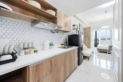 Image de Studio nordique moderne avec balcon et piscine dans le quartier Primeworld près de l'aéroport