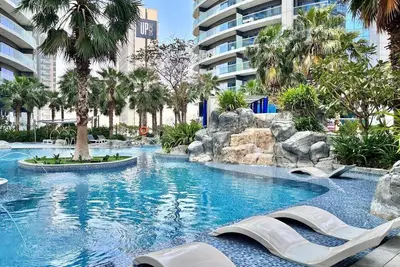 Image de Luxe 2br Retreat — Pool, City Views & Steps from Dubai’s Attractions