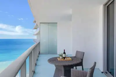 Image de Stylish apt + Stunning Ocean Views + Top Amenities