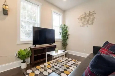 Image de Spacious 3br House with Backyard in Nulu CozySuites