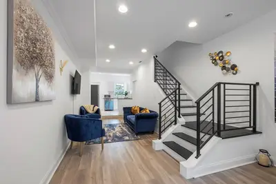 Image de Experience stylish comfort in Philly’s trendiest neighborhood. This fully furnished, designer townhome is perfect for extended stays, featuring a gourmet kitchen and multiple outdoor decks with breathtaking city views. <br><br><br><br><br><br><br><br>
