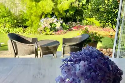 Image de Beautiful cottage nestled in a stunning garden