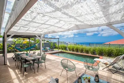 Image de Villa Bois Grillé, piscine, vue mer