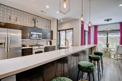 Image de Sleeps 15! Luxury Glam 3000 ft. ² home. Top Location in the Abq Country Club.