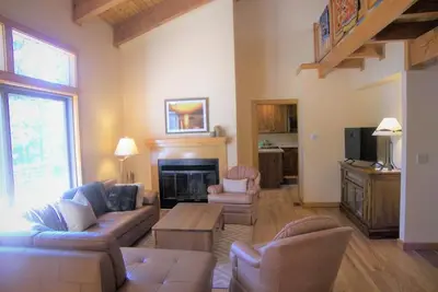 Image de Spacious Home w Family Room and Two Fireplaces (798ty)