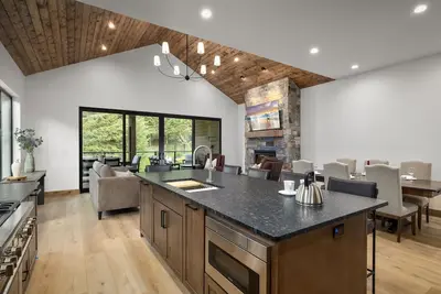 Image de New Luxury Home with 3 King Beds and a Hot Tub