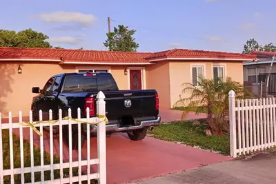 Image de Welcoming 2 bedroom  1 bath cottage in large home with own entrance and parking