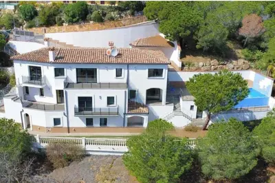 Image de maison d'architecte vue exceptionnelle piscine à débordement