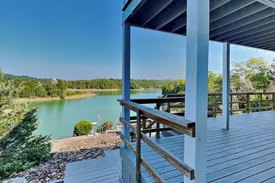 Image de Tranquil Cove | Lakefront Cabin w. Wraparound Deck + Entertainment Room