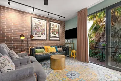 Image de A Unique Artful Hideaway Near Dining and Rail