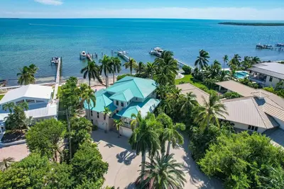 Image de Gorgeous 4 bedroom 3 bath open water pool home